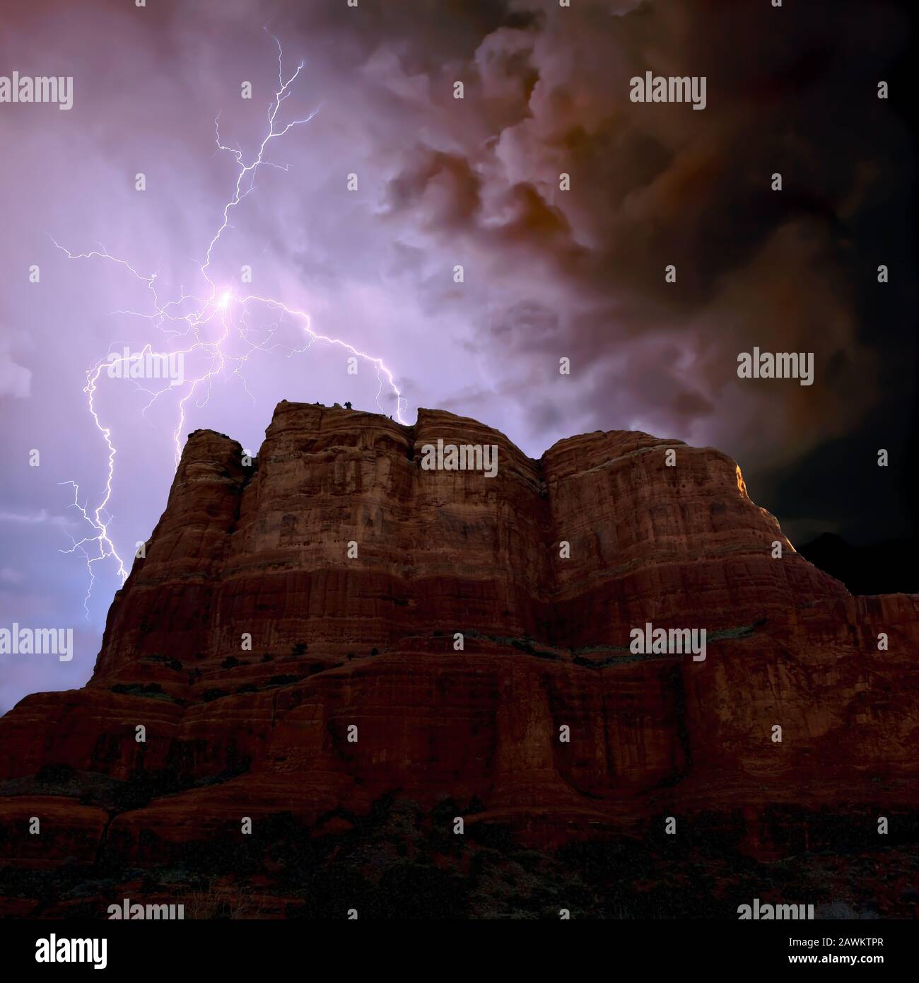Eine HDR-Komposition eines Spider Lightning über Sedonas Courthouse Butte. Diese bestand aus 2 separaten Fotos, einem für den Blitz und einem für t Stockfoto