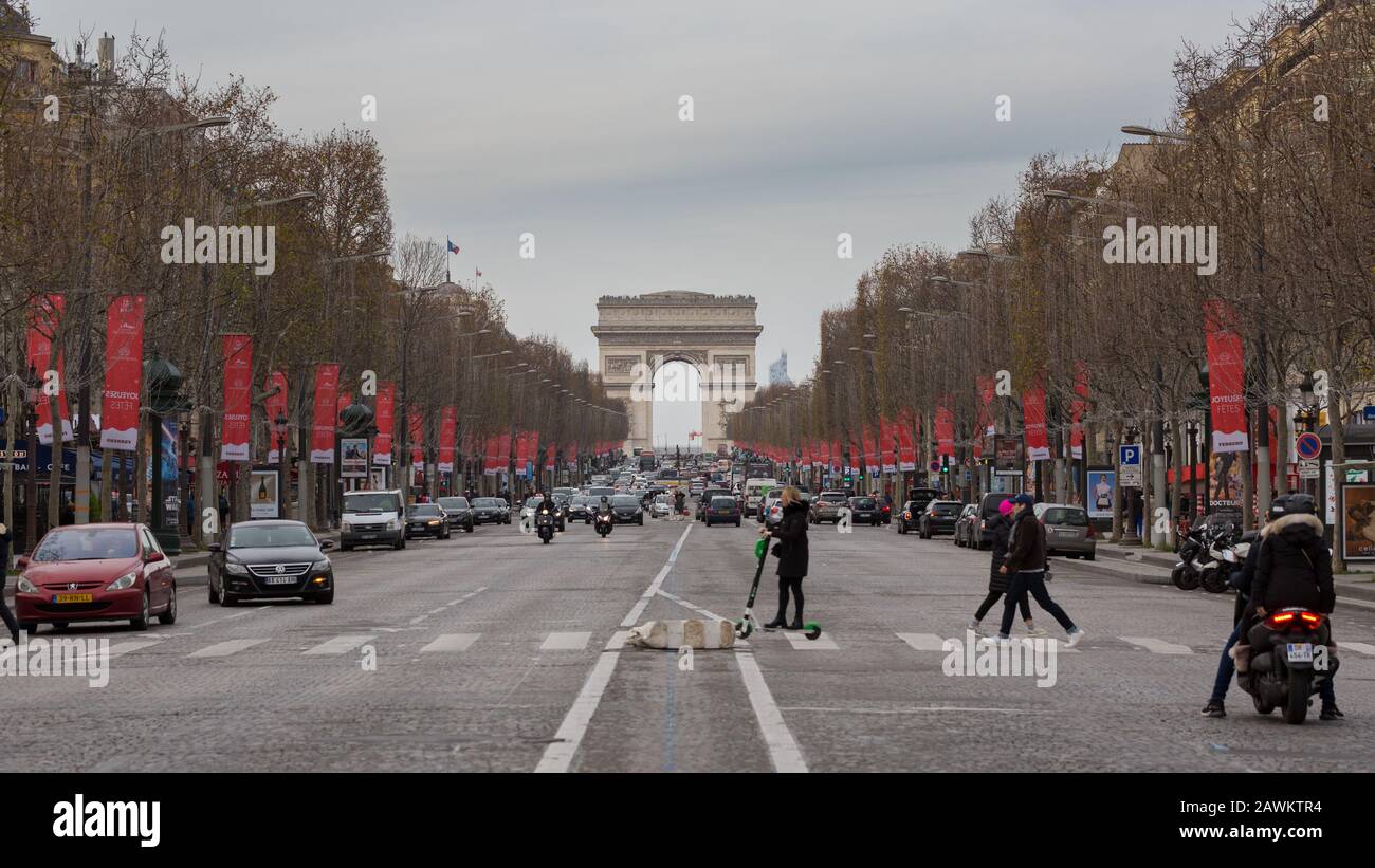 Blick auf die Avenue des Champs-Élysées (Hauptstraße von Paris) Richtung Triumphbogen de l'Étoile (Triumphbogen des Sterns). Stockfoto
