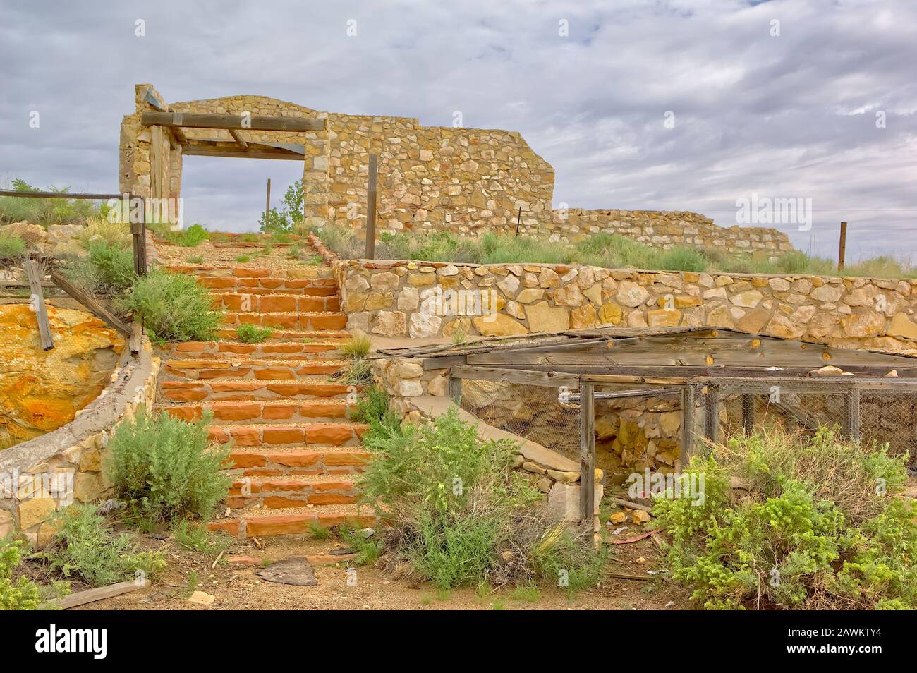 Die Treppe eines verlassenen Handelspostens entlang der alten Route 66 in Arizona, die als Zwei Waffen bekannt ist. Bevor die Siedlung zu Zwei Gewehren wurde, war es ursprünglich Stockfoto