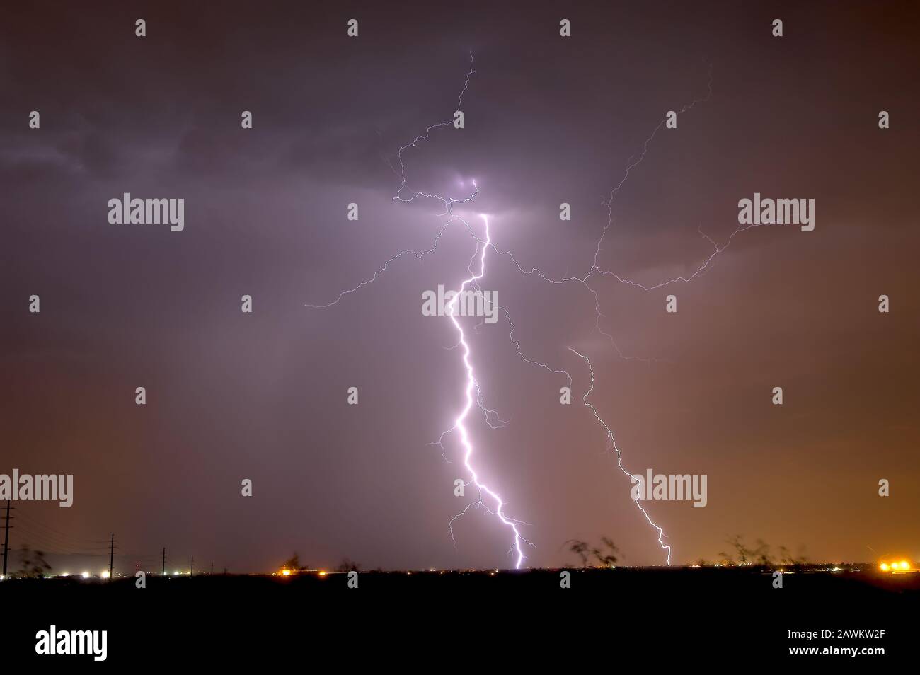 Ein Monsoon Lightning-Sturm aus dem Jahr 2014 streift die Bauernländer einer kleinen Stadt namens Palo Verde in Arizona. Stockfoto