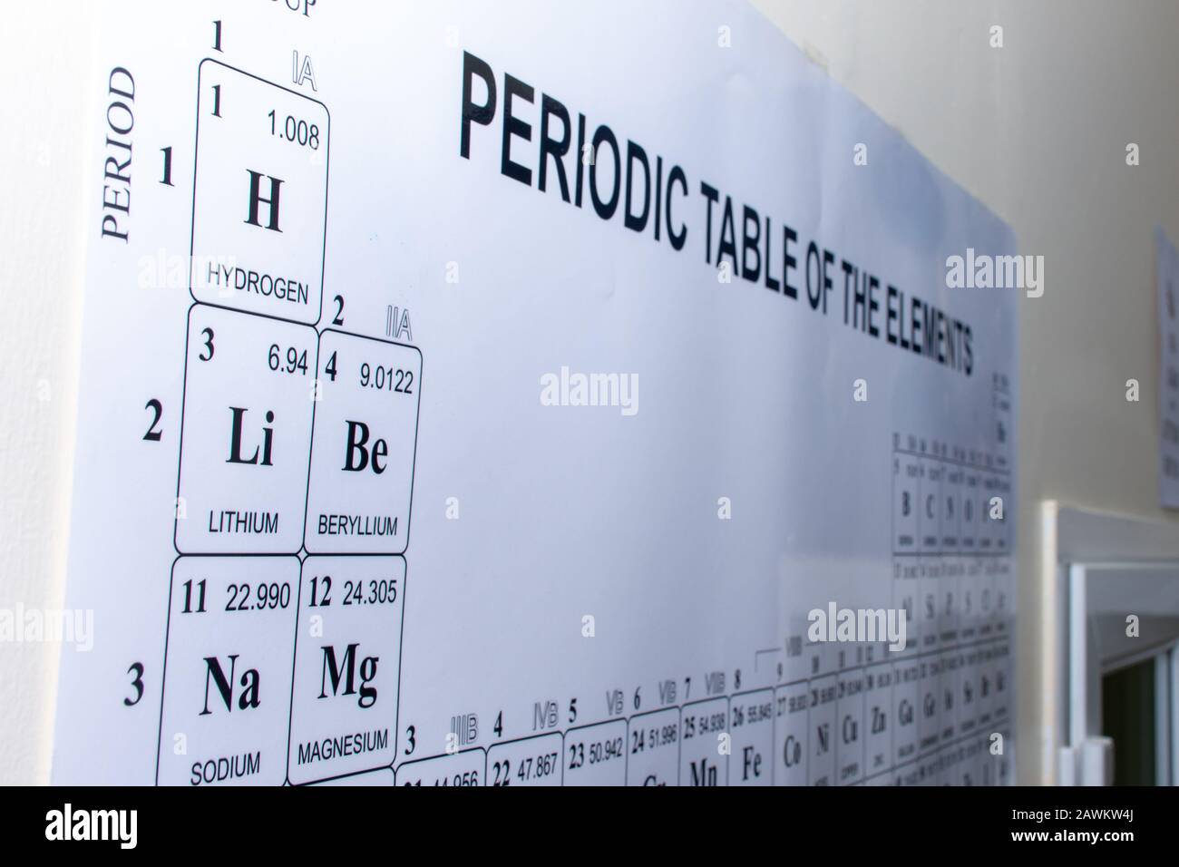Das periodische Elemententisch steht im Wissenschaftslabor in einer Schule für das Lernen von Schülern in der Nähe. Stockfoto