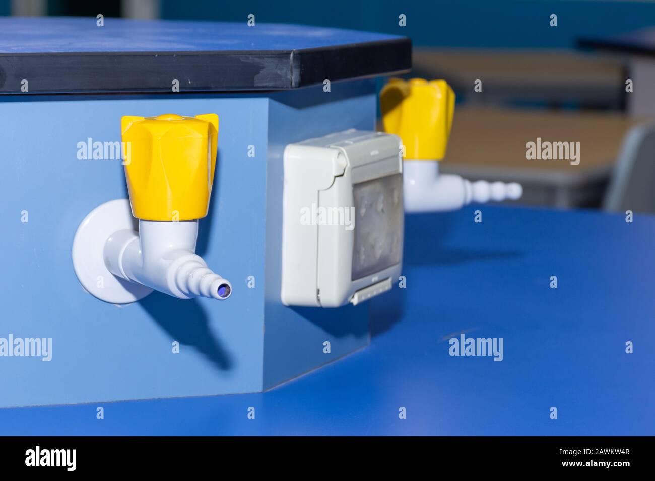 Gasdüse im Wissenschaftslabor auf einem blau leeren Labortisch in einem Bildungsbereich für Erfahrungen, Analysen und Forschung Stockfoto