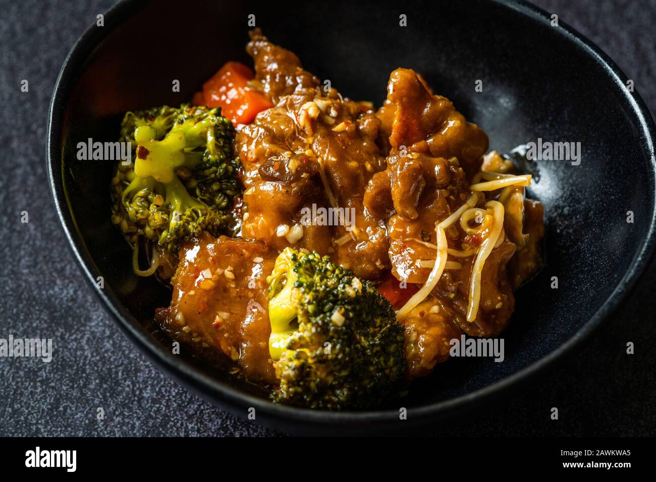 Fischfilets im Shanghaier Stil mit Meeresbarsch Essen mit Gemüse, Soysprossen und Broccoli. Traditionelle Organische Asiatische Küche. Stockfoto