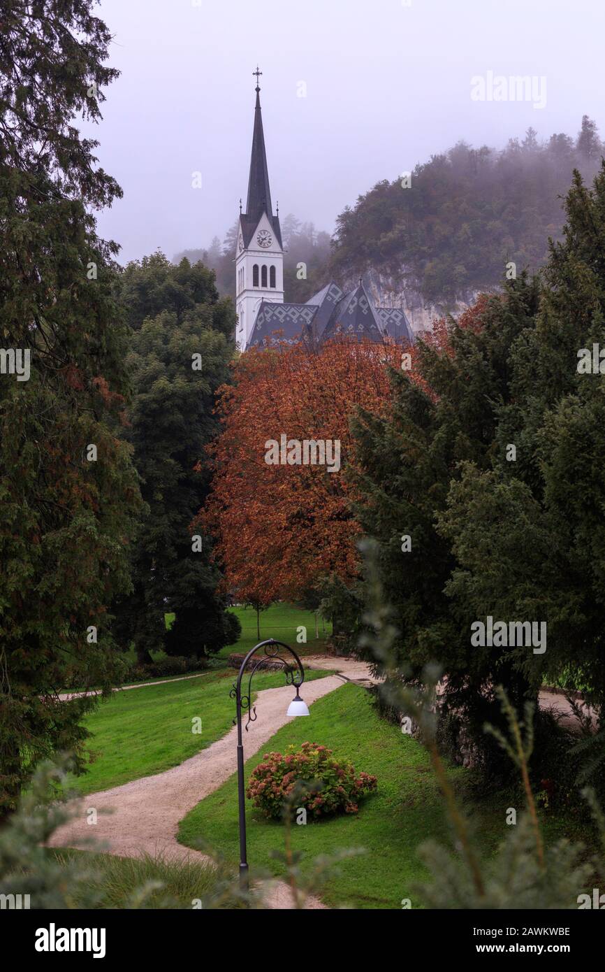 Kirche St. Martin am Bleder See und Zdraviliski Park. Entlüftet. Slowenien Stockfoto