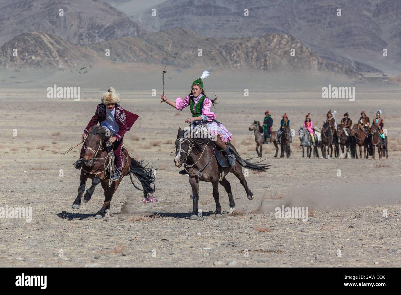 Ulgii, Mongolia, Oktoberfest der goldenen Adler traditionelle kasachische Spiele Pferd Jagd Paar Stockfoto