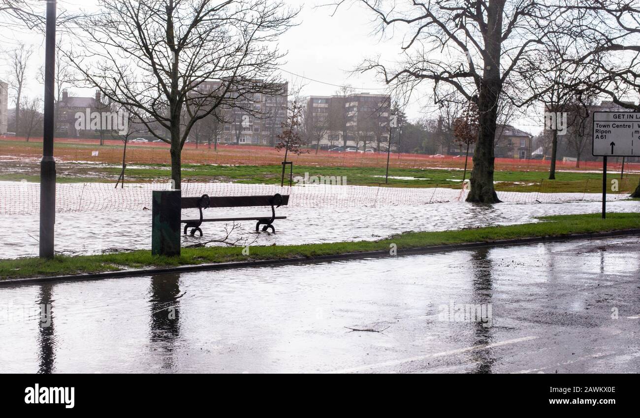 Harrogate, North Yorkshire, Großbritannien. Februar 2020. Sturm Ciara. Riesige Pfütze haben sich im Strudel im Zentrum von Harrogate gebildet. Die Polizei von North Yorkshire hat ein Lebensrisiko für den nahe gelegenen Fluss Nidd ausgegeben. Credit: Ernesto rogata/Alamy Live News Stockfoto