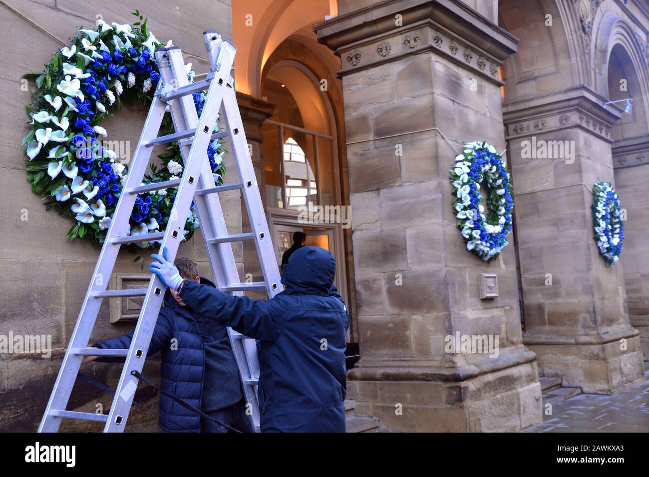 Netflix dreht für Serie vier der Krone in Manchester, Großbritannien. Die Arbeiter legten große Blumenkränze an der Außenseite des Edwardian Hotels in der Peter Street im Zentrum von Manchester auf, um sich auf die Dreharbeiten vorzubereiten. The Crown ist eine Webfernsehserie mit historischen Dramen über die Regentschaft von Königin Elisabeth II Stockfoto
