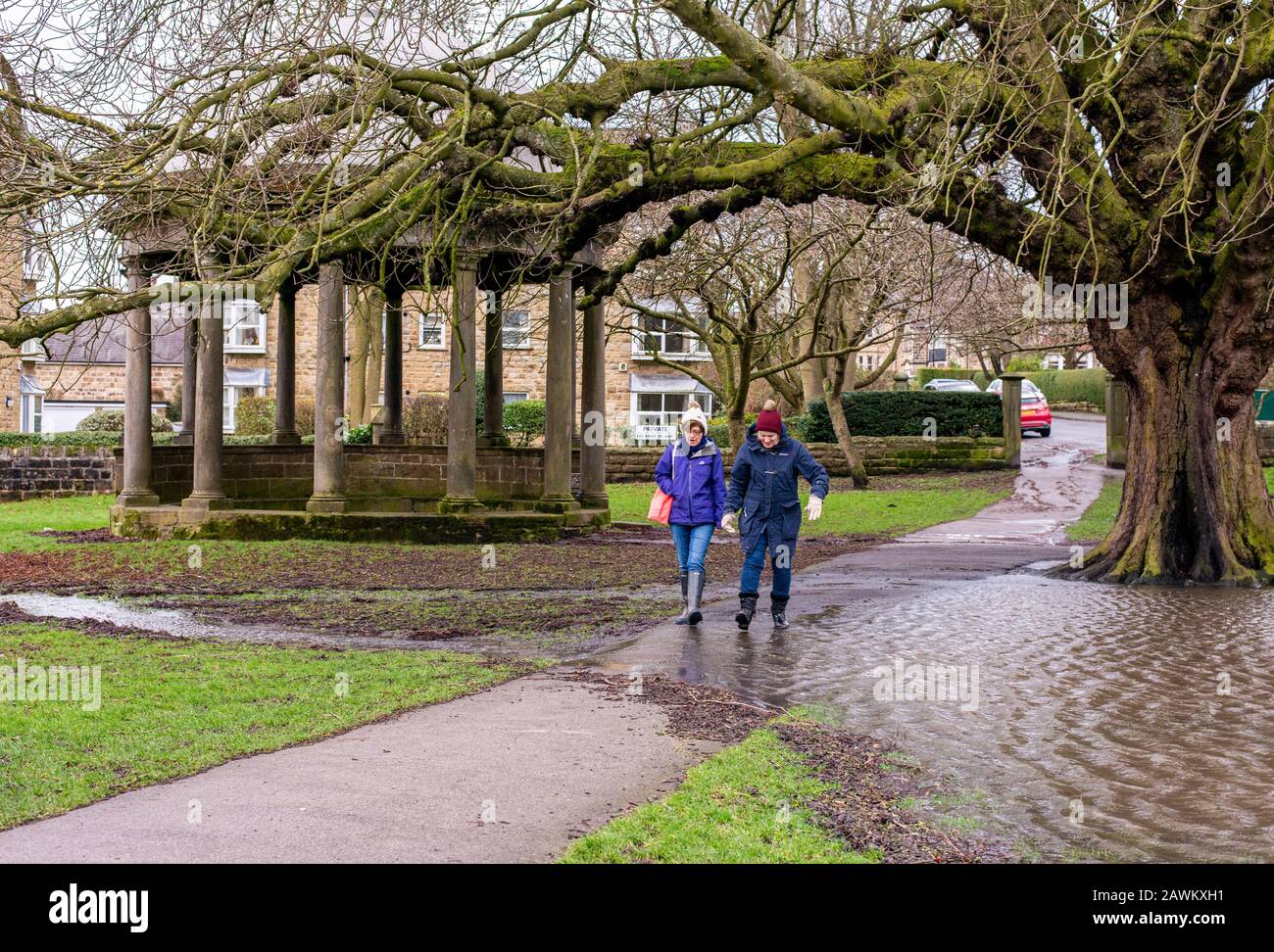 Harrogate, North Yorkshire, Großbritannien. Februar 2020. Sturm Ciara. Riesige Pfütze haben sich im Strudel im Zentrum von Harrogate gebildet. Die Polizei von North Yorkshire hat ein Lebensrisiko für den nahe gelegenen Fluss Nidd ausgegeben. Credit: Ernesto rogata/Alamy Live News Stockfoto