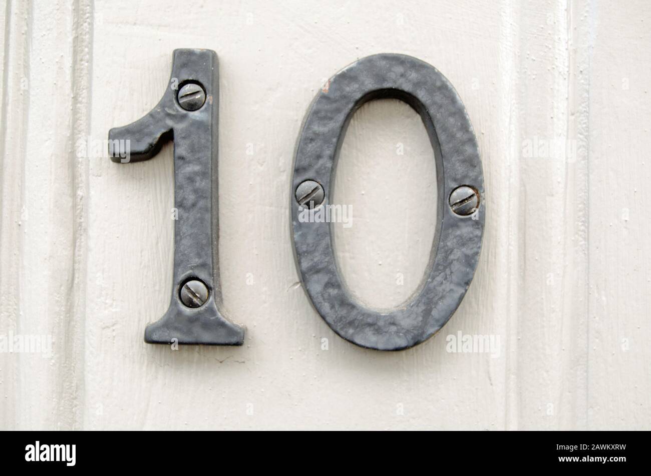 Die Zahlen stehen für die Nummer 10, die außen an einer Holztür angeschraubt ist. Stockfoto