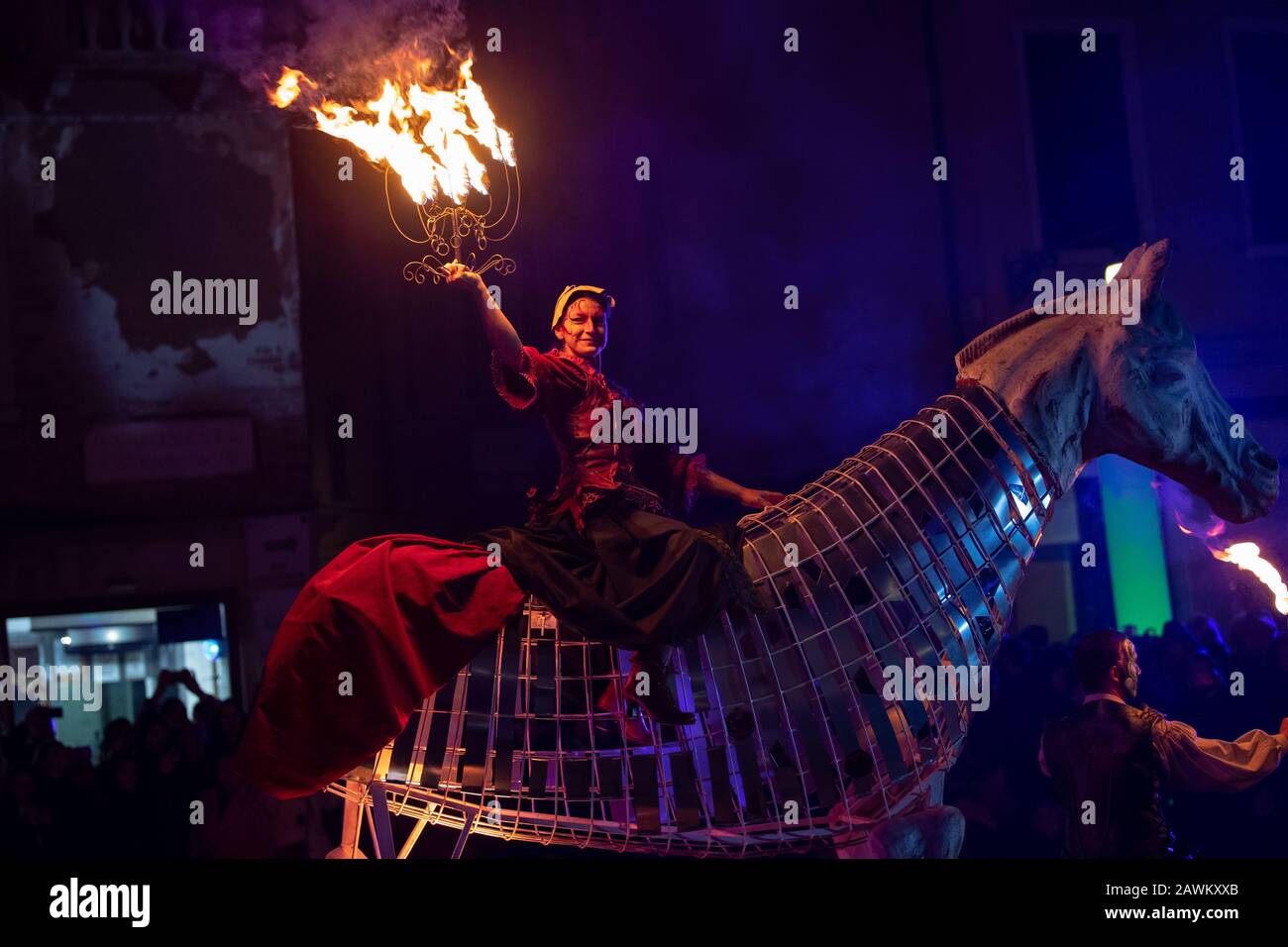 Der weltumsehende Karneval 2020 mit der Show "Amoris Causa" in Rio di Cannaregio Venedig Stockfoto