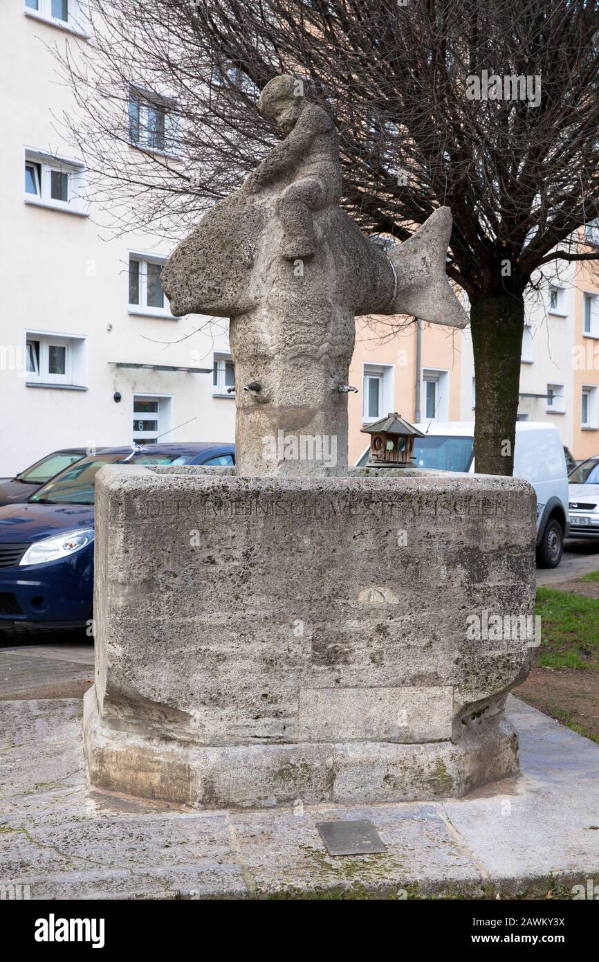 Fischreiterbrunnen von Georg Grasegger auf dem Theophanoplatz im Kölner Stadtteil Zollstock. Fischreiterbrunnen von Georg Grasegger auf dem Stockfoto