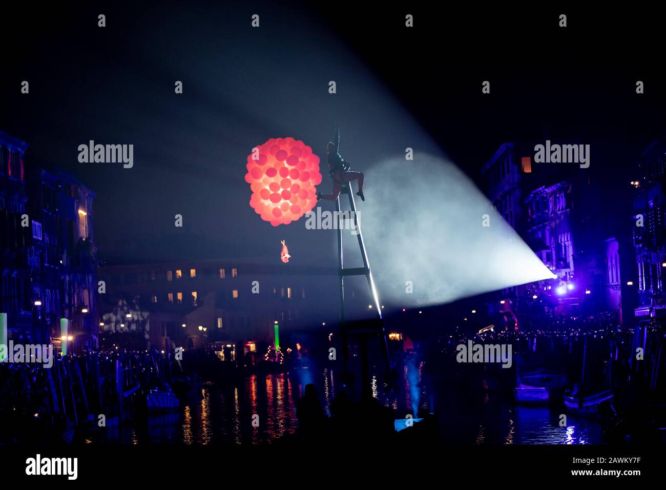 Der weltumsehende Karneval 2020 mit der Show "Amoris Causa" in Rio di Cannaregio Venedig Stockfoto