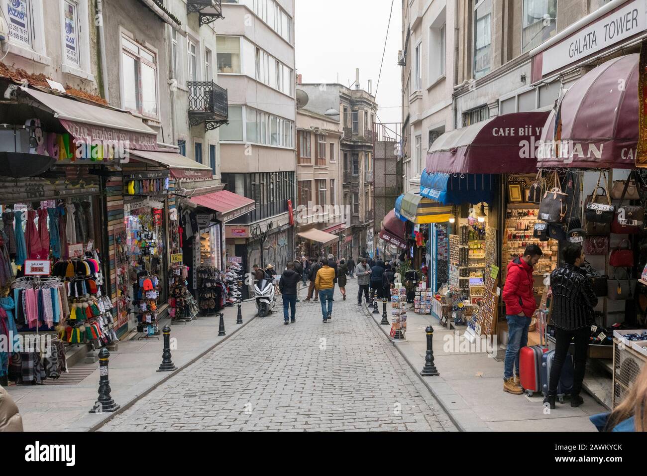 Steile gepflasterte Straße/Gasse, die vom Galata-Turm, Istanbul, Türkei, führt Stockfoto