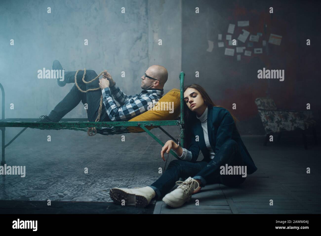 Maniak-Entführer und Geisel mit Handschellen ans Bett gefesselt  Stockfotografie - Alamy