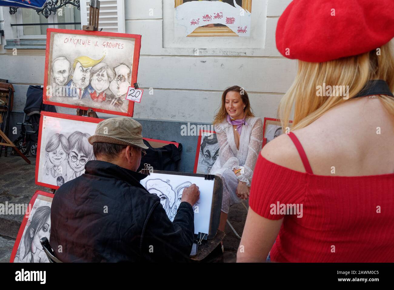 Paris, Frankreich - April 2019: Künstlermaler am Arbeitsplatz im Place du tertre montmartre Stockfoto