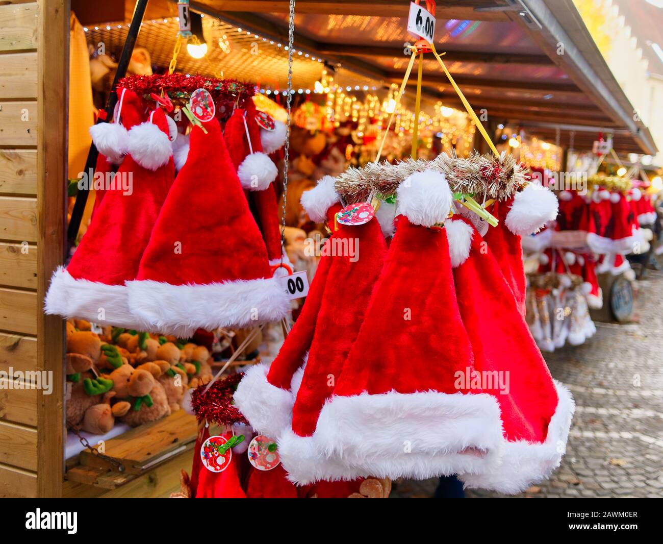 Weihnachten oder Weihnachtsmützen auf dem weihnachtsmarkt. Stockfoto