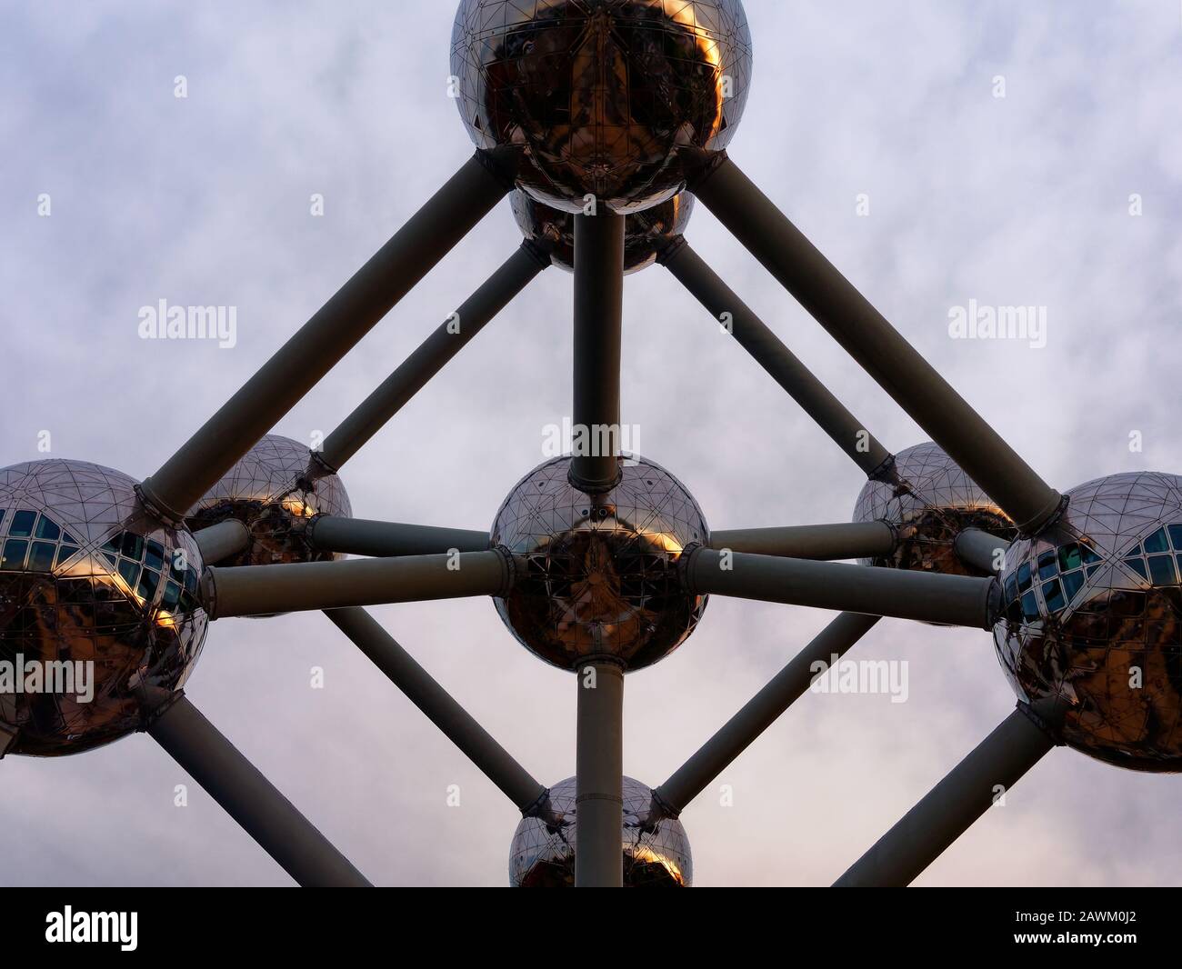 Brüssel, Belgien - November 2019: Atomium Eisen Atom Modell in Brüssel Belgien Panorama Stockfoto