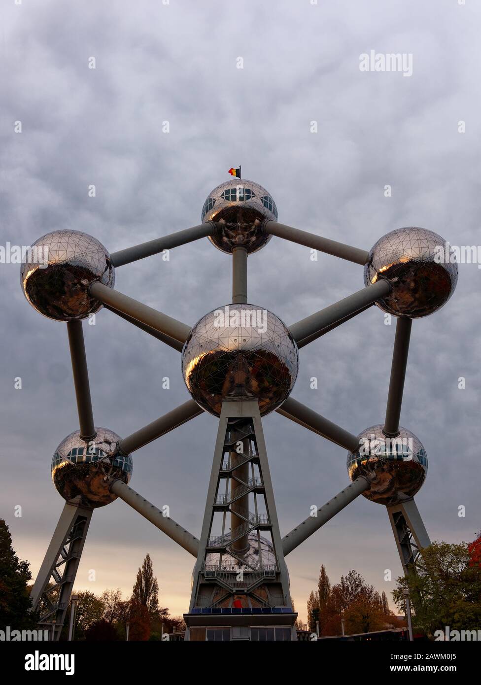 Brüssel, Belgien - November 2019: Atomium Eisen Atom Modell in Brüssel Belgien Panorama Stockfoto