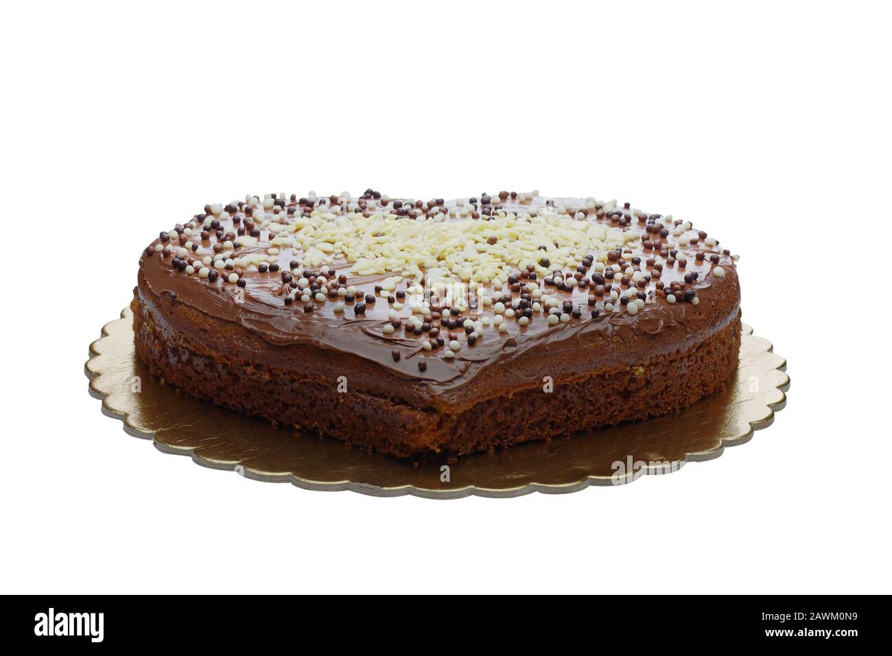 Köstlicher Schokoladenkuchen, herzförmig isoliert auf weiß Stockfoto