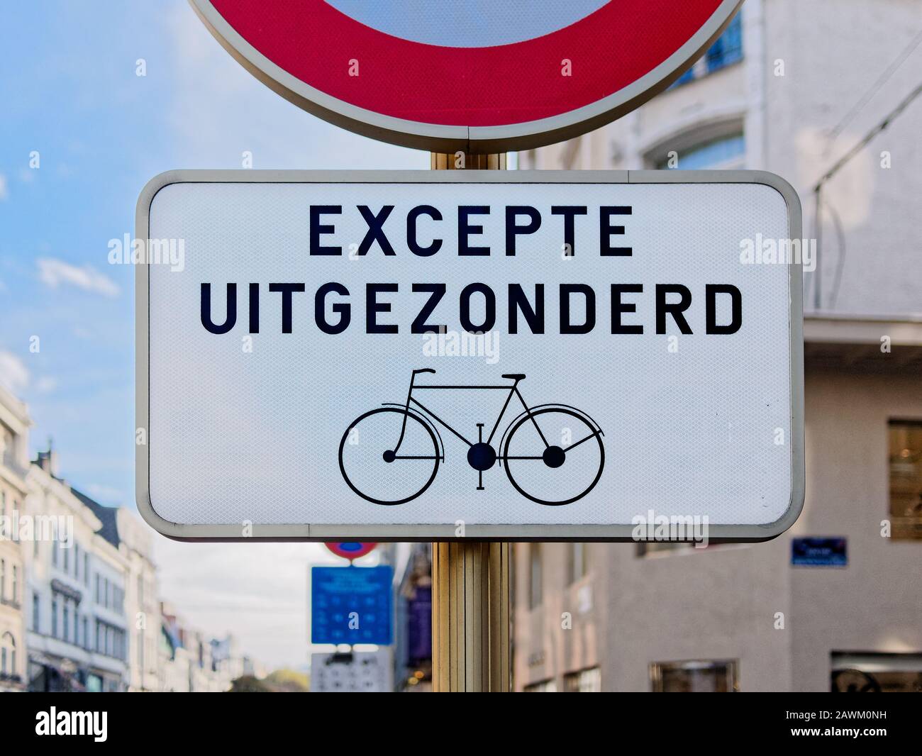 Closeup Signboard Information Bike in Bruxelles Belgien (außer uitgezonderd = außer ausgenommen) Stockfoto