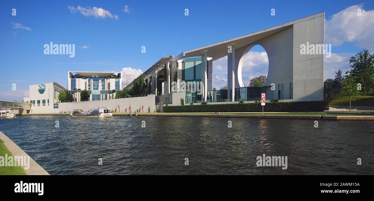 Berlin, Deutschland. Aug. 2007. Ausflugsboote fahren an der Spree vorbei am Bundeskanzleramt. Kredit: Paul Glaser / dpa-Zentralbild / ZB / dpa / Alamy Live News Stockfoto