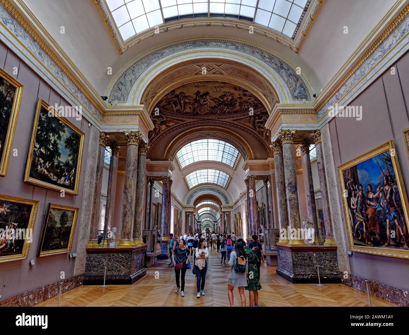 Museum Louvre Touristen paris Innengemälde Galerie Paris, Frankreich - April 2019: Besucher bewundern das Louvre Museum berühmte Farben. Stockfoto