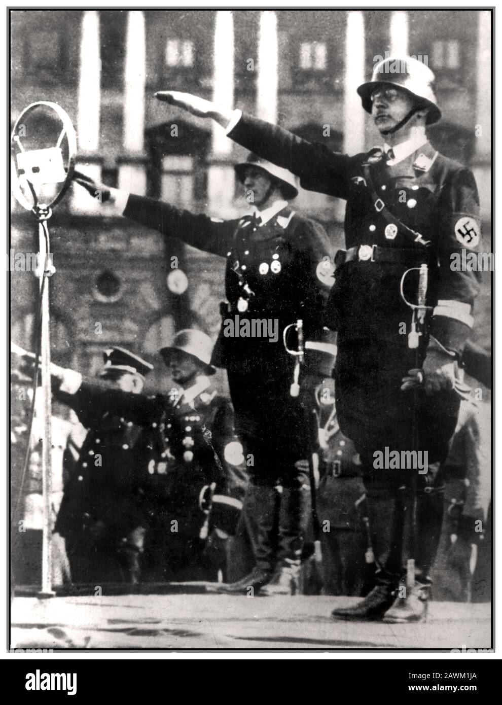 Vor dem 2. Weltkrieg vierziger Jahre nimmt Heinrich Himmler Reichführer-SS Deutscher Nazi in voller SS-Uniform mit Hakenkreuzarmband, bei einer Parade während Anchuss mit Salut auf. Wien Österreich, 17. März 1938. Stockfoto