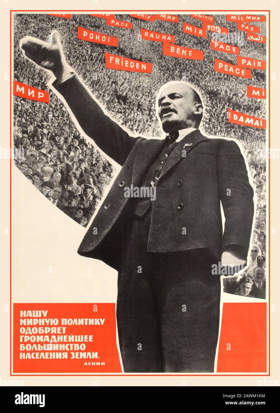 Plakat aus dem sowjetischen Jahrgang 1964. Das russische Propagandaplakat Lenin Military Policy mit einem Bild Lenins vor einer Menge von Menschen, die neben seinem Zitat Friedenspruchbanner halten - Unsere Friedenspolitik wird von dem riesigen Teil der Weltbevölkerung gebilligt. Russland 1968, Designer: B. Beresovsky, Stockfoto