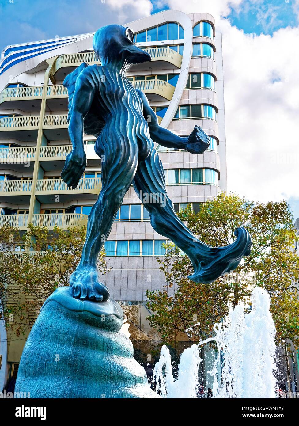 Der Mann Der Atlantis-Skulptur Im Waterloo Boulevard Brüssel Belgien Stockfoto