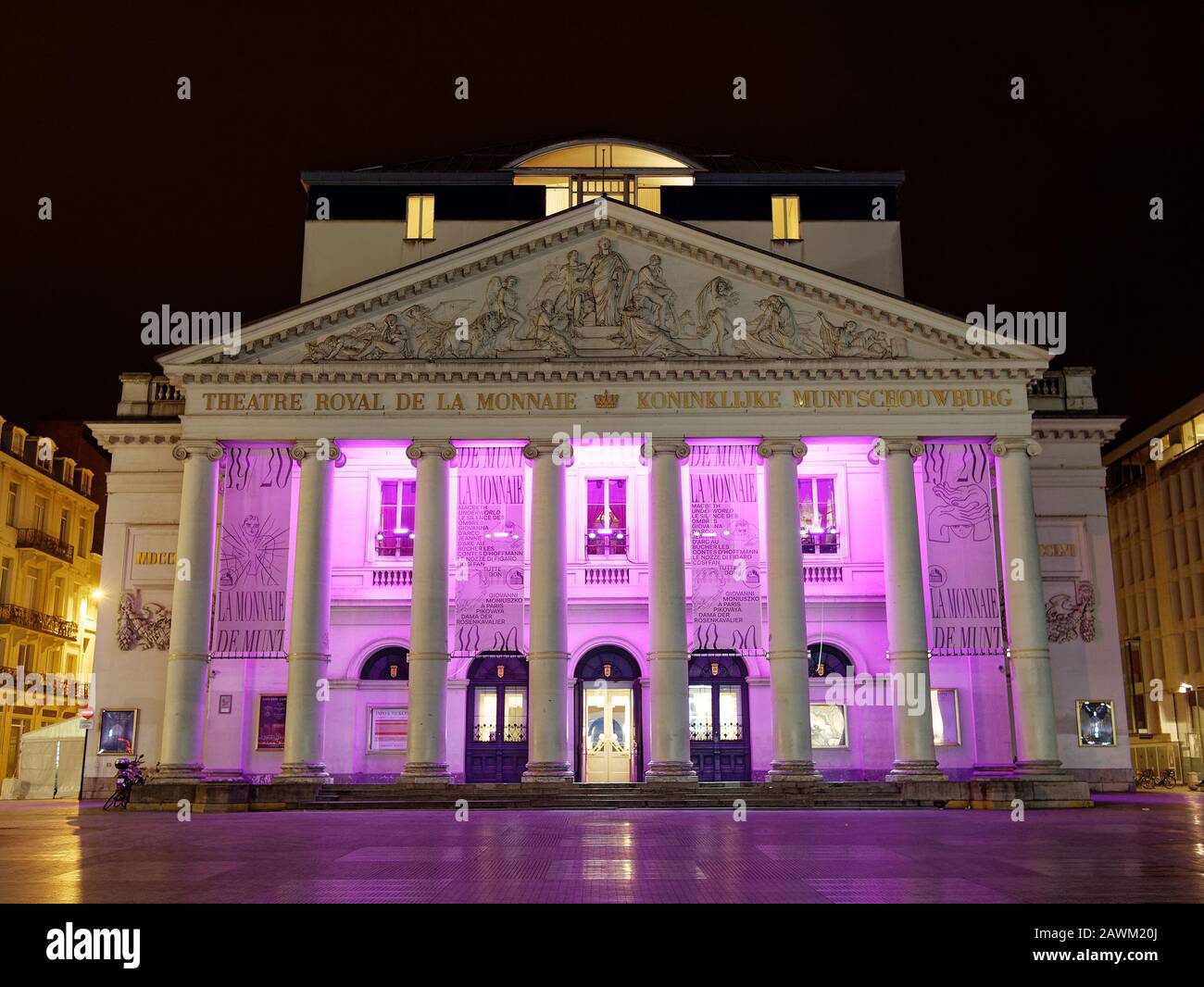 Brüssel, Belgien - April 2019: Fassadenansicht des Theaters Royal de la Monnaie in Brüssel Belgien nachts beleuchtet. Stockfoto Brüssel, Belgien - April 2019: Fassadenansicht des Theaters Royal de la Monnaie in Brüssel Belgien nachts beleuchtet. Stockfoto