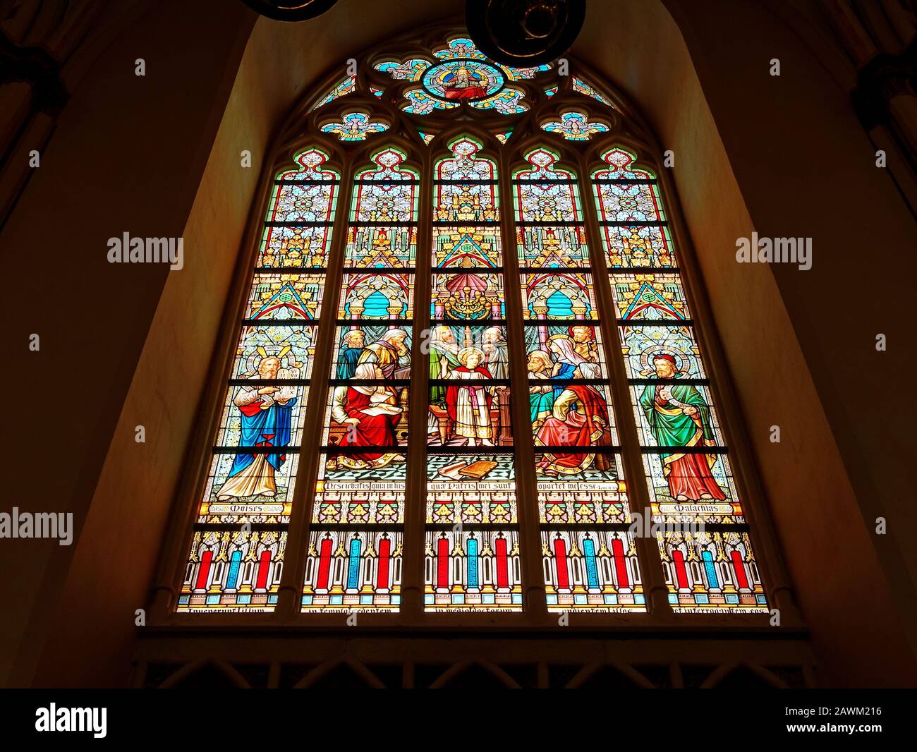 Glasfenster in der Kirche Stockfoto