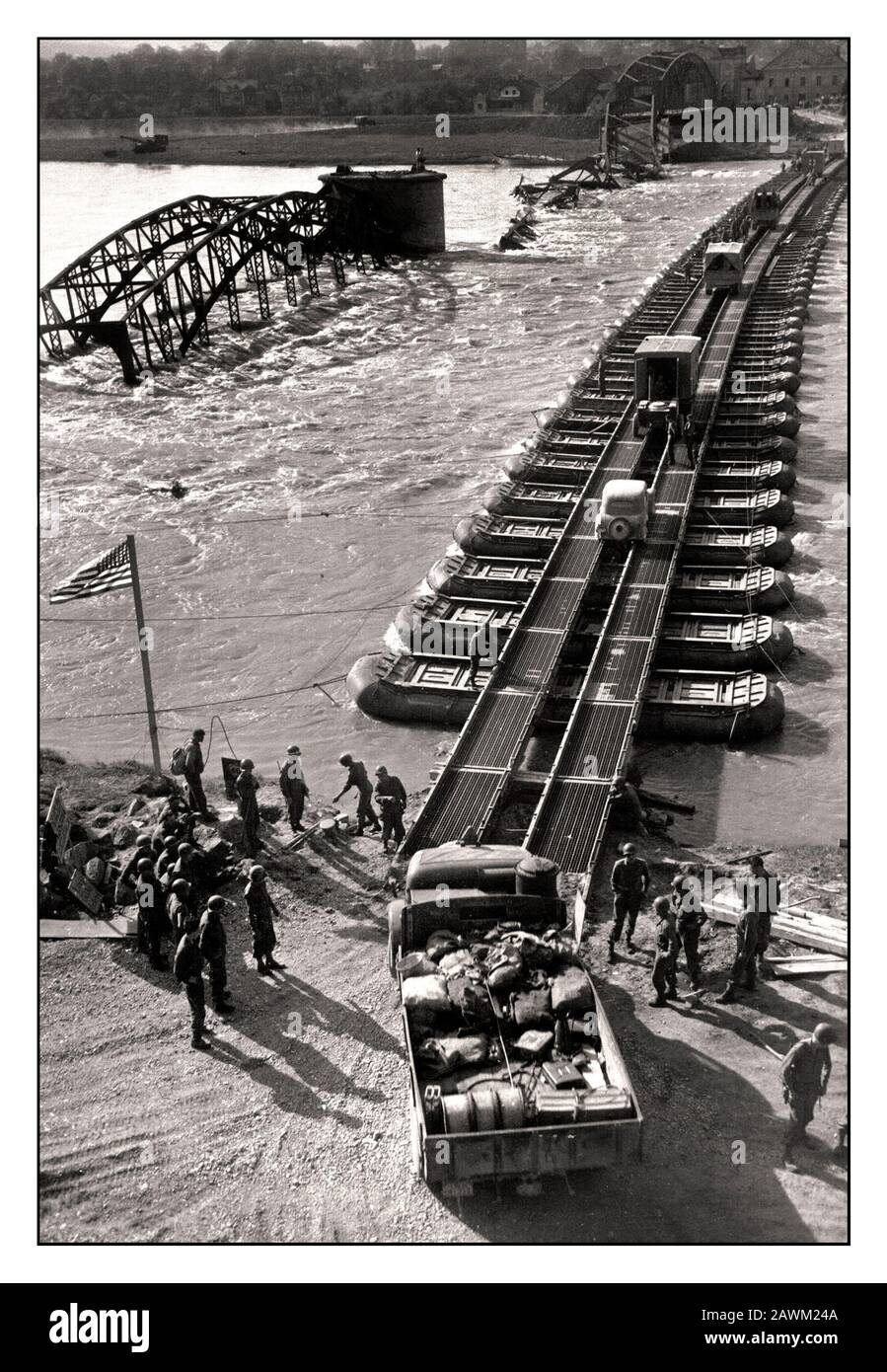 DIE PONTONBRÜCKE WW2 ist vorbei, übergaben deutsche Soldaten hier eine amerikanische Pontonbrücke von Branau, Österreich nach Simbach, Deutschland. Amerikanische Soldaten von 245. Ingenieuren, die die Brückenwache machten und die Lastwagen über das River Inn lenken, das die Grenze zwischen Österreich und Deutschland bildet 11. Mai 1945 Stockfoto