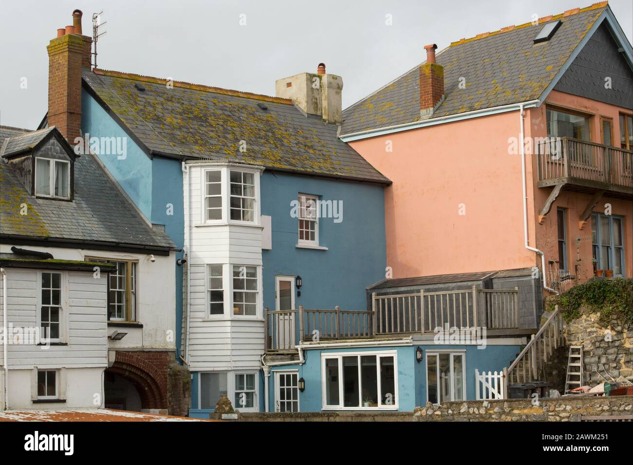Häuser in der Nähe der Küste von Lyme Regis im Februar. Lyme Regis ist berühmt für seinen Cobb Harbour und seine Fossilsammlung. Dorset England GB Stockfoto