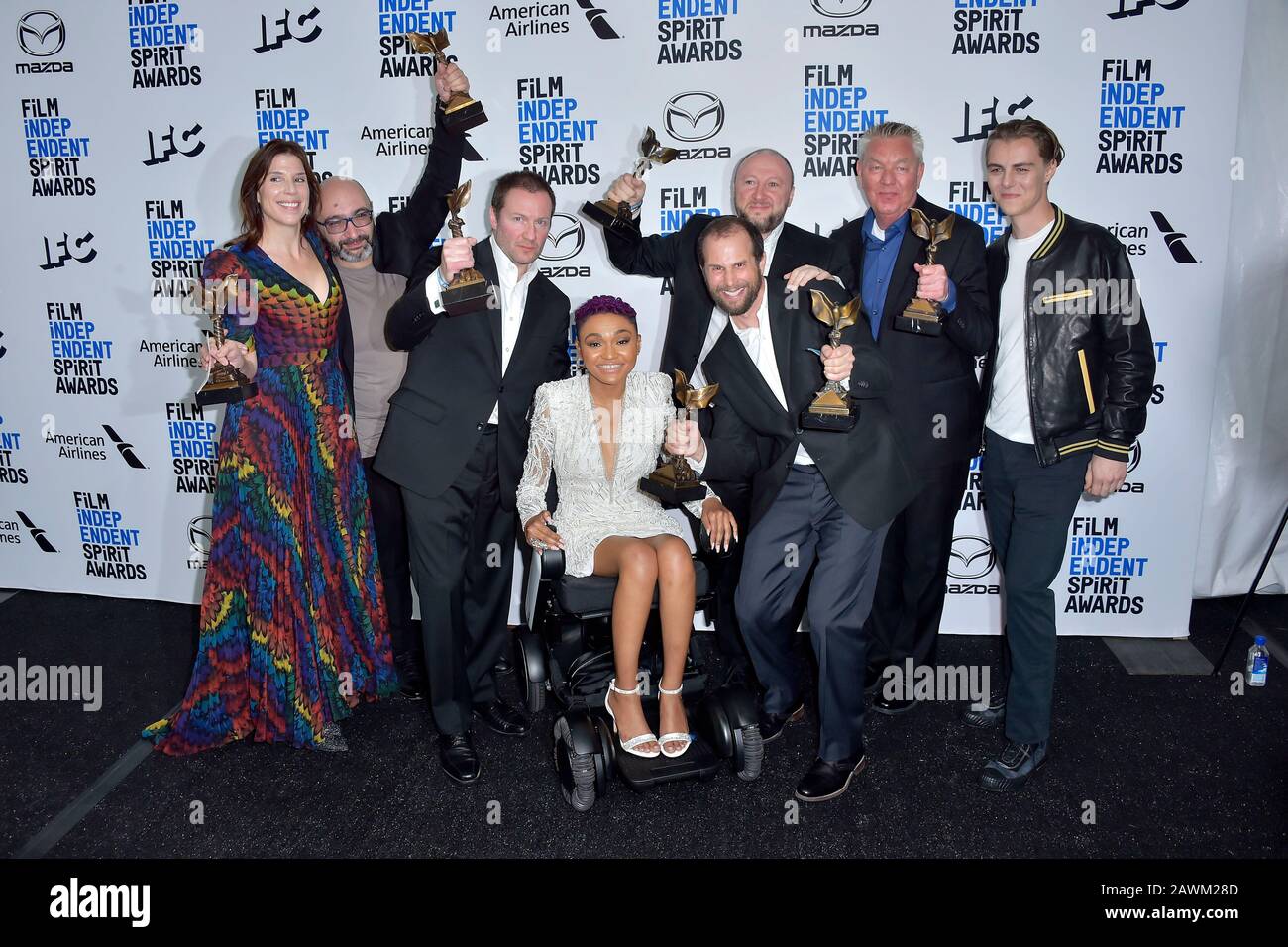 Alice Austen, Kirill Michanovsky, Sergei Stern, Lauren Spencer, Val Abel, Michael Manasseri, Walter S. Hall und Chris Galust (John Cassavetes Award for 'Give Me Liberty') bei der Fotocall mit den Preisträgern der 35. Film Independent Spirit Awards 2020 in einem Zelt am Santa Monica Beach. Santa Monica, 8. Februar 2020. Nutzung weltweit Stockfoto