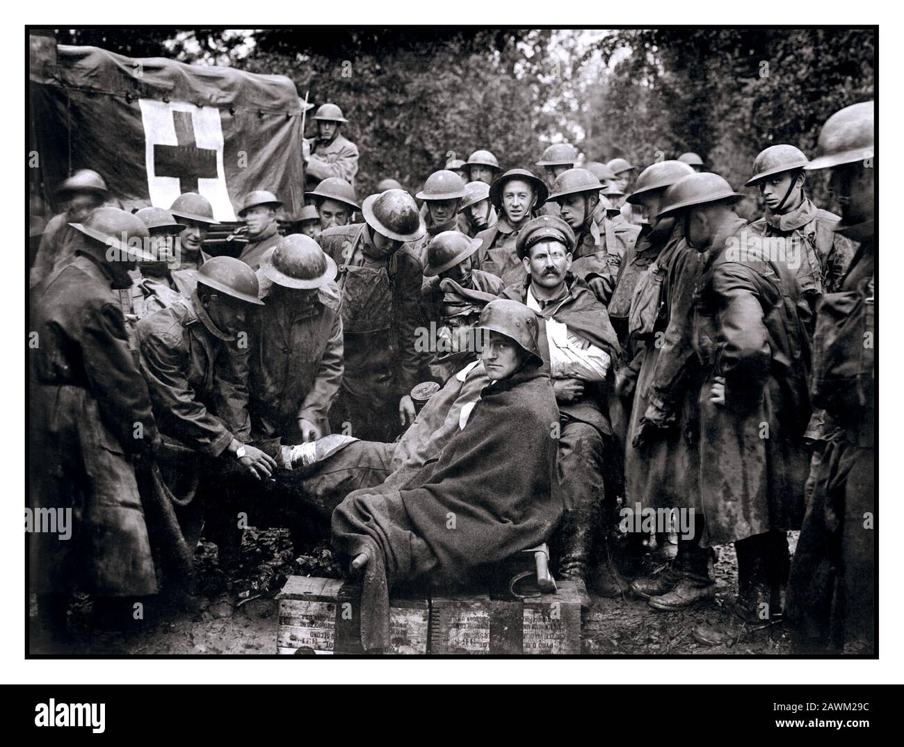 1918 1. Weltkrieg Verwundete deutsche Gefangene, die von der amerikanischen medizinischen Einheit in der Erste-Hilfe-Station der 103. Und 104. Ambulanzunternehmen medizinisch aufgenommen wurden. September 1918 WW1 Erster Weltkrieg. Bild von Pvt. J. M. Liles. US-Armee Stockfoto
