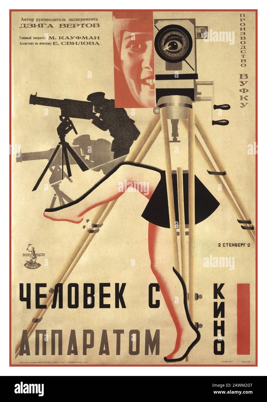 Der russische Film Poster Cheloveks Kinoapparatom 'Man mit einer Filmkamera' aus den 1920er Jahren ein experimenteller, 1929 drehleiser Dokumentarfilm aus der Sowjetunion unter der Regie von Dziga Vertov, der von seiner Frau Elisaveta Svilova bearbeitet wurde. Vertovs Spielfilm, produziert vom Filmstudio VUFKU, präsentiert das urbane Leben in den sowjetischen Städten Kiew, Charkow, Moskau und Odessa. Stenberg, (Künstler), Russisch, 1899-1982 Georgii Stenberg, (Künstler), Russisch, 1900-1933 Titel Cheloveks Kinoapparatom (Der Mann mit der Filmkamera) Grafikdesign 1929 Lithograph Stockfoto