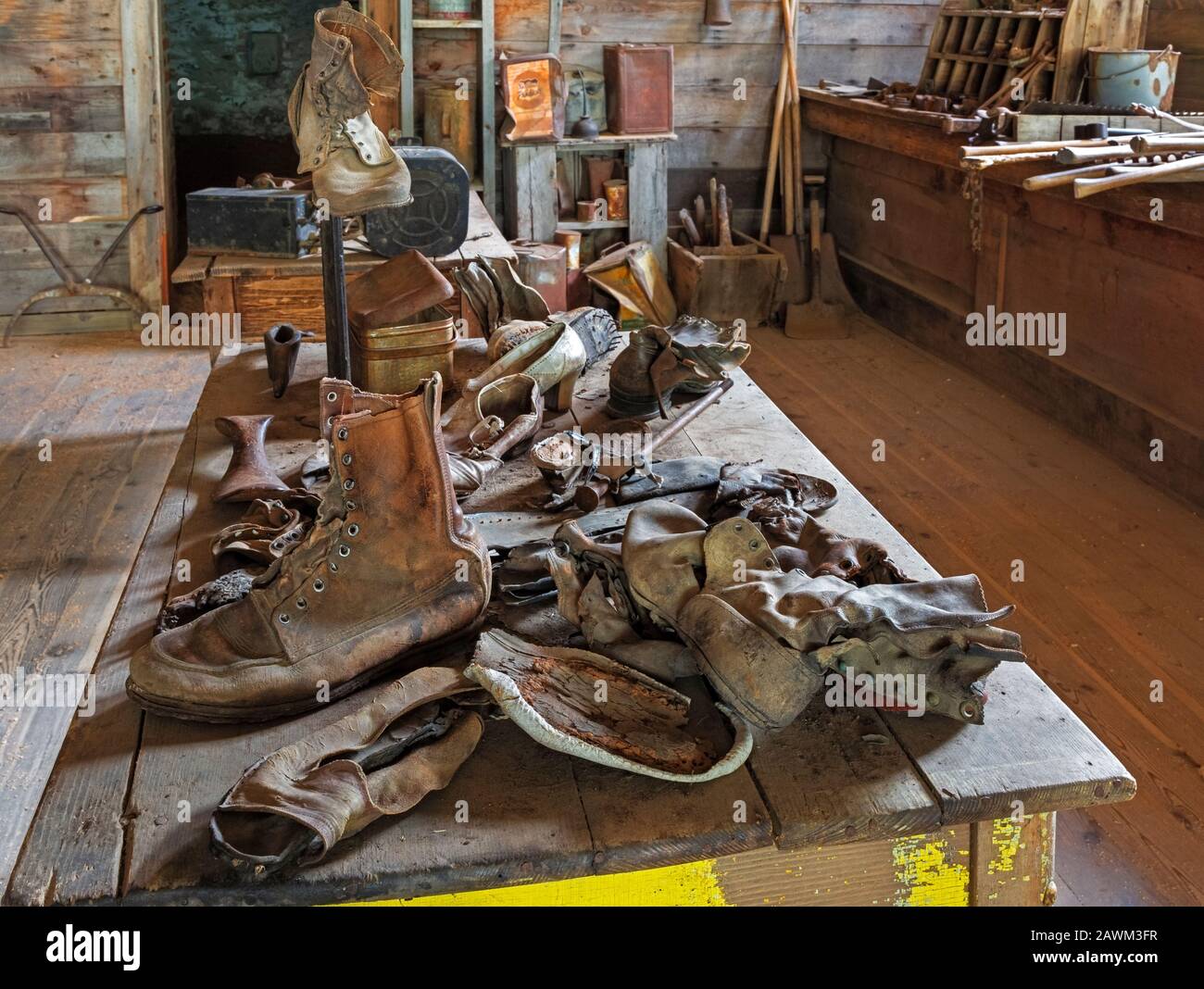 MT00488-00...MONTANA - EINE Darstellung von Schuhen aus der Zeit, als die Geisterstadt Garnet ein florierendes Bergbauzentrum war. Stockfoto