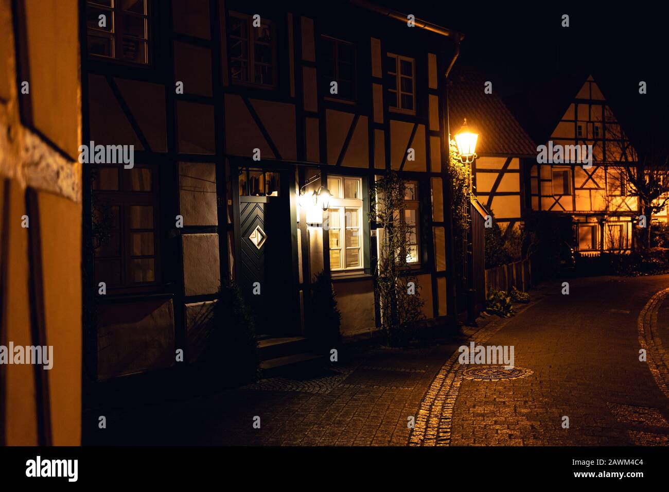 Altes Dorf Westerholt in der Nacht mit Straße und traditionellen Fachwerkhäusern in Herten, Deutschland Stockfoto