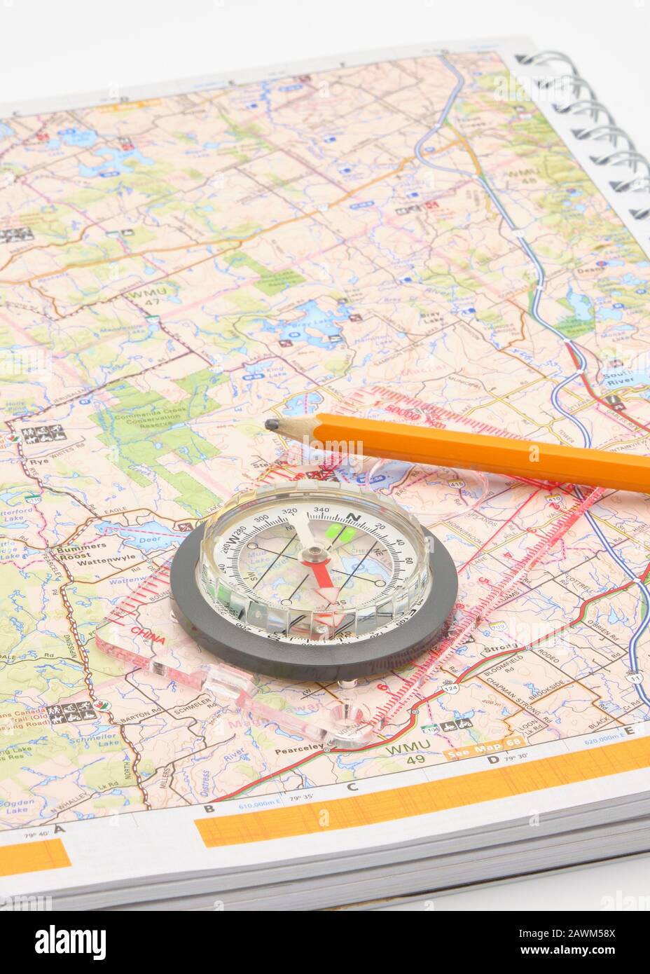 Nahaufnahme eines Kompasses auf einer Karte, die das Konzept von Reisen oder Abenteuer vermittelt. Stockfoto