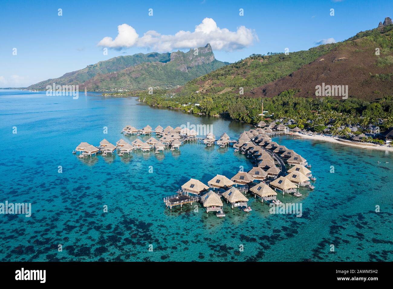 Resort mit Wasserbungalows in Lagoon, Moorea, Französisch-Polynesien Stockfoto