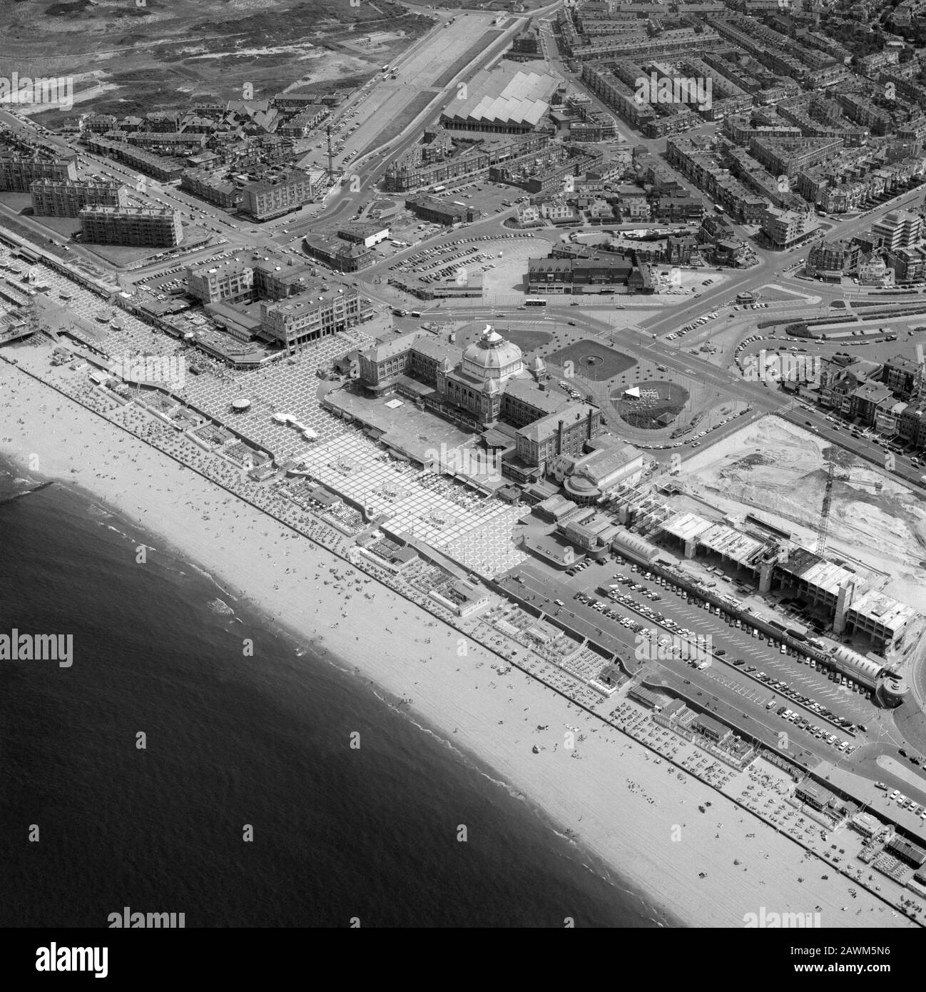 Scheveningen, Holland, 20. Juni 1975: Historisches Luftbild in Schwarz-Weiß des Kurhauses in der Nähe des Strandes von Scheveningen, Stadtteil Der Stockfoto