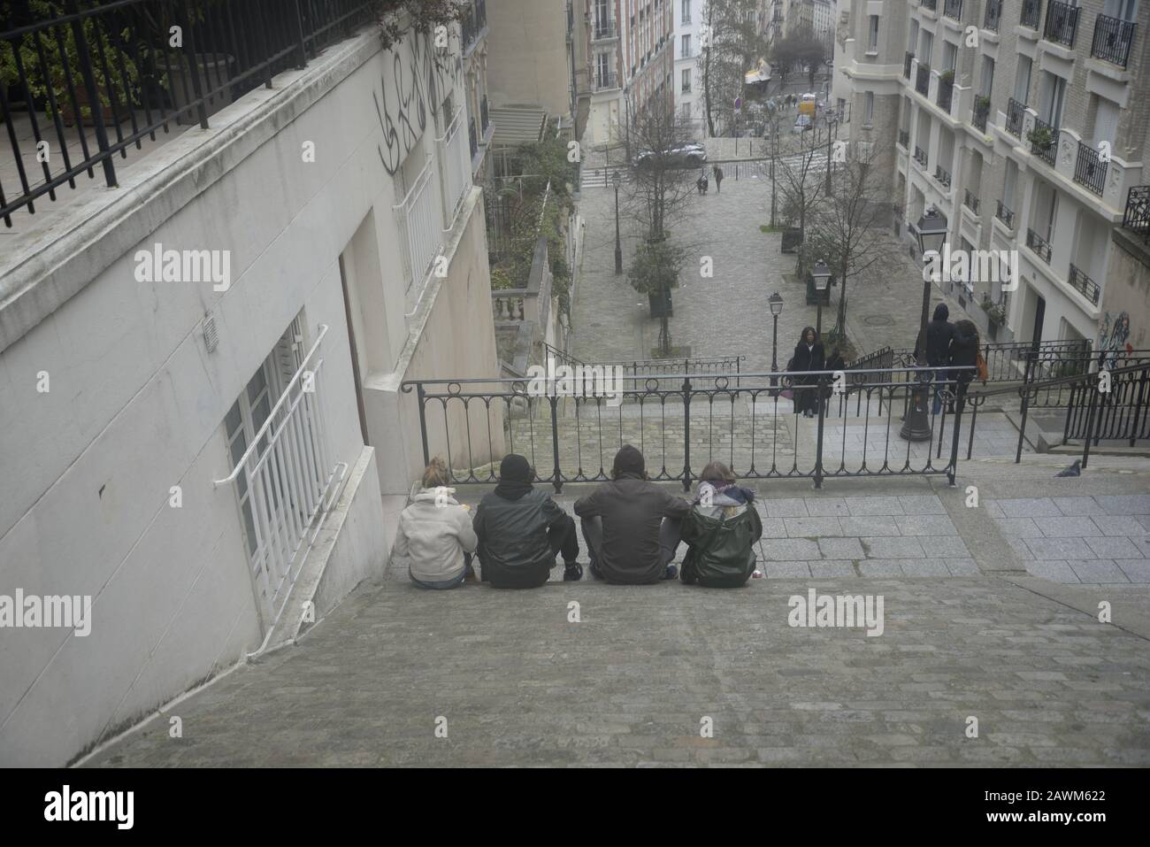Leute, die auf einem Felsvorsprung mit Blick auf Paris sitzen, Pasakdek Stockfoto