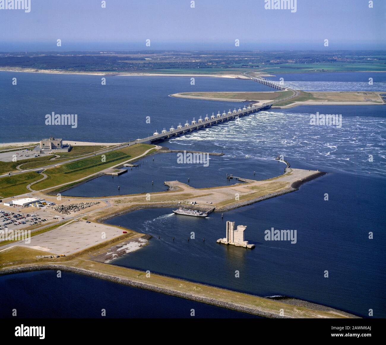 Deltawerke, Holland, 27. Mai 1990: Historisches Luftbild der Deltawerke, eines Der Sieben Weltwunder Der Moderne, in Zuid Holland und Ze Stockfoto