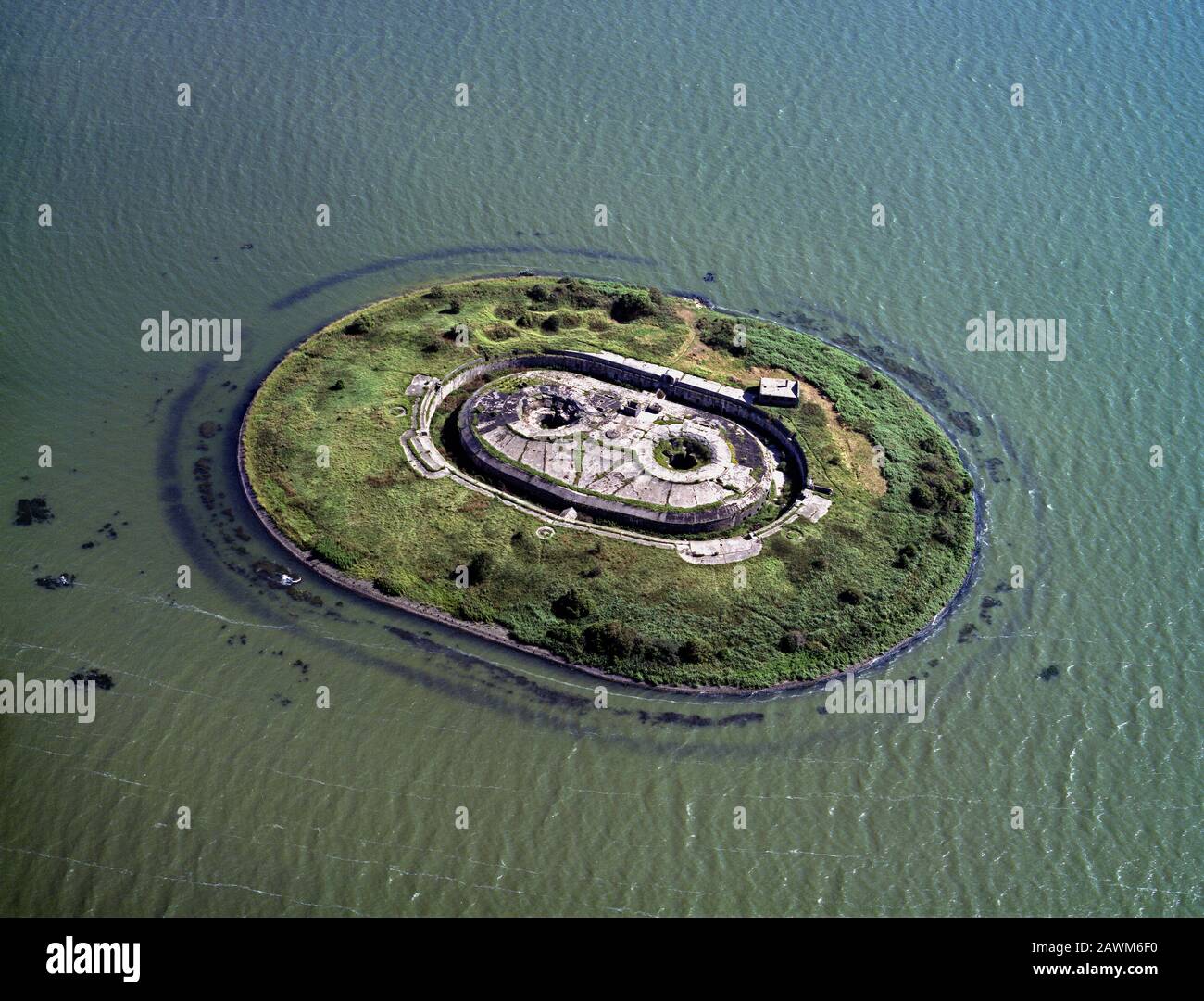 Pampus, Holland, 11. Juli 1990: Historisches Luftbild der künstlichen Insel Pampus, einem Meeresfort aus dem späten 19. Jahrhundert im IJmeer Stockfoto