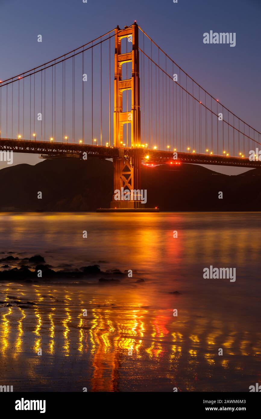 Die Golden Gate Bridge mit Leuchtenden Reflexionen Stockfoto