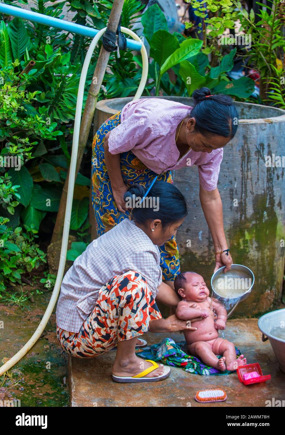 Mutter mit Kind in einem Dorf in der Nähe des Inle-Sees Myanmar Stockfoto