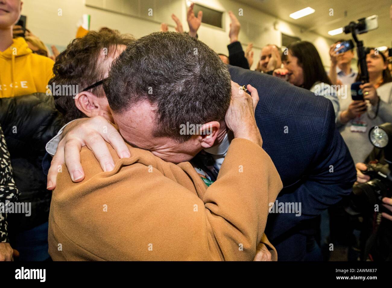 Paul Donnelly von Sinn Fein feiert mit seiner Mutter Bridie (83) und seinen Anhängern im Phibblestown Community Center in Dublin, wo er als TD für Dublin West in erster Zählung gewählt wurde. Donnelly hat die Umfrage vor Taoiseach Leo Varadkar übertroffen. Stockfoto