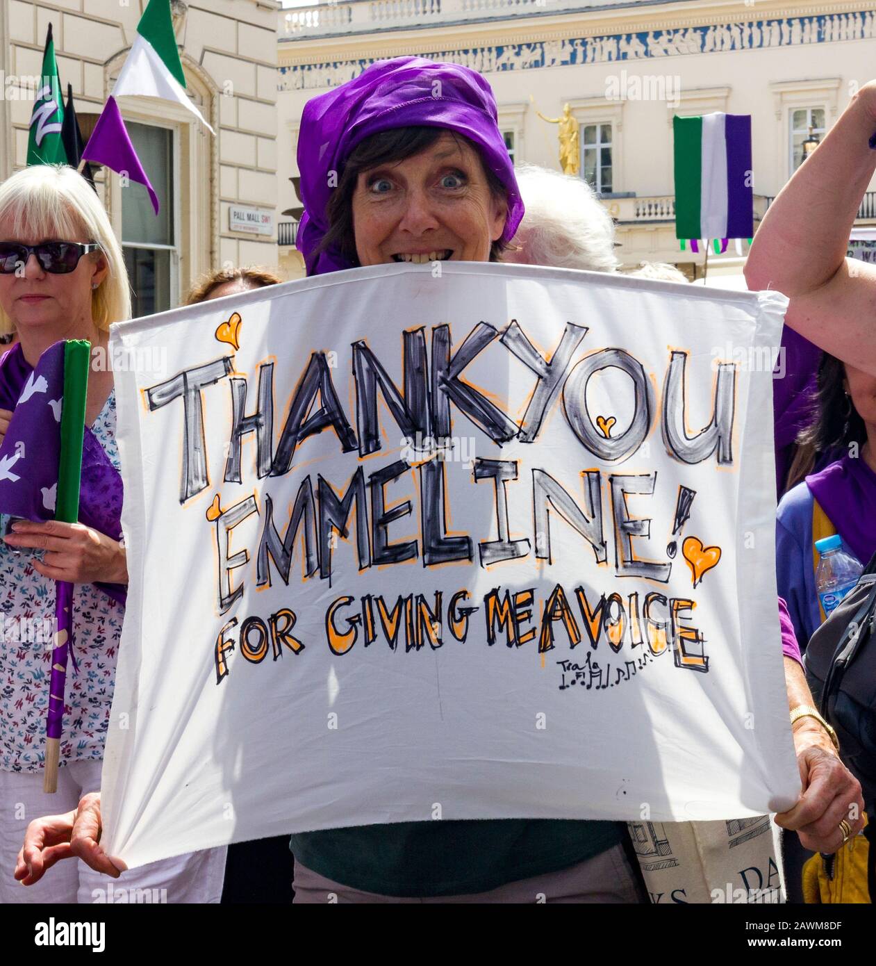 Mass march 100 Jahre Frauenwahl, Central London, UK 10. Juni 2018. Zusammen marschierten Frauen aus Großbritannien auf die Straßen, um ein lebendiges Kunstwerk zu schaffen, das ein Meer aus Grün, Weiß und Violett hervorbringt - die Farben der Suffragettenbewegung. Stockfoto