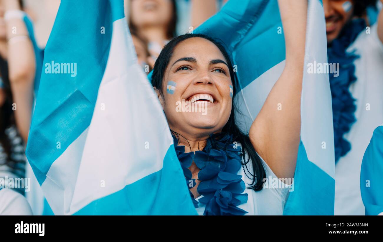 Frau mit Girlande und Argentinien-Fahnen jubeln aus Stadion-Fanzone. Argentinische Fußballfans jubeln aus dem Stadion. Stockfoto