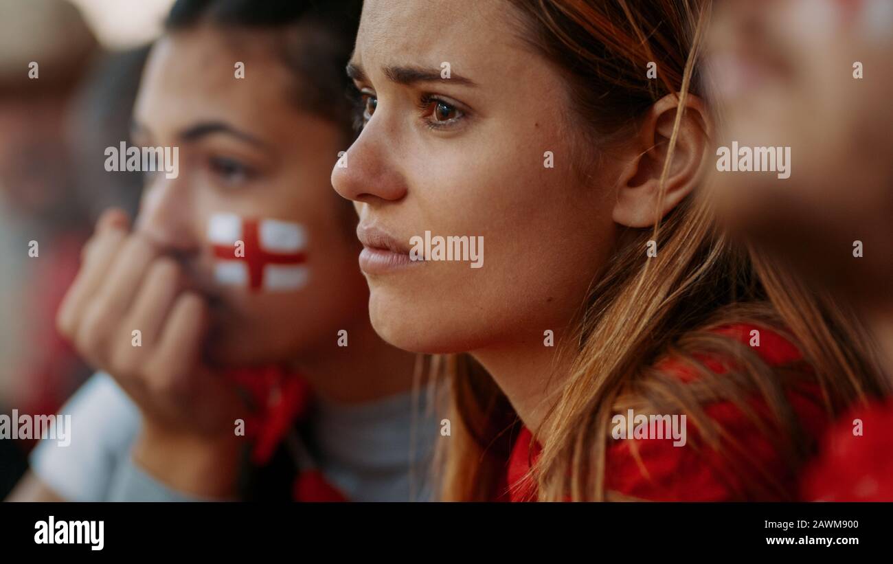 Englische Sportfans sehen während eines Fußballspiels verärgert aus. Fußballfans enttäuschten, während sie ein Live-Spiel im Stadion beobachteten. Stockfoto